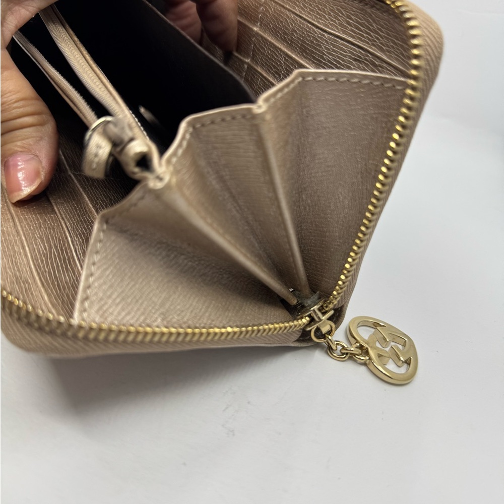 Gucci Metallic Gold Zip-Around Wallet - Picture 3 of 6